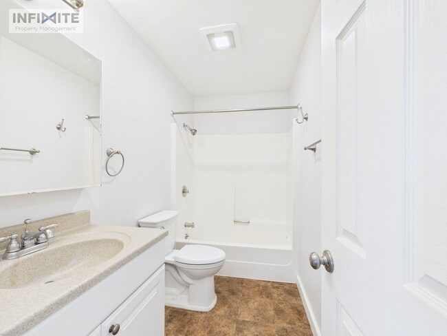 Foto del edificio - Great Four Bedroom! First Month Half Off!!