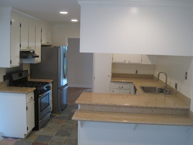 Building Photo - 15110 Chatsworth St