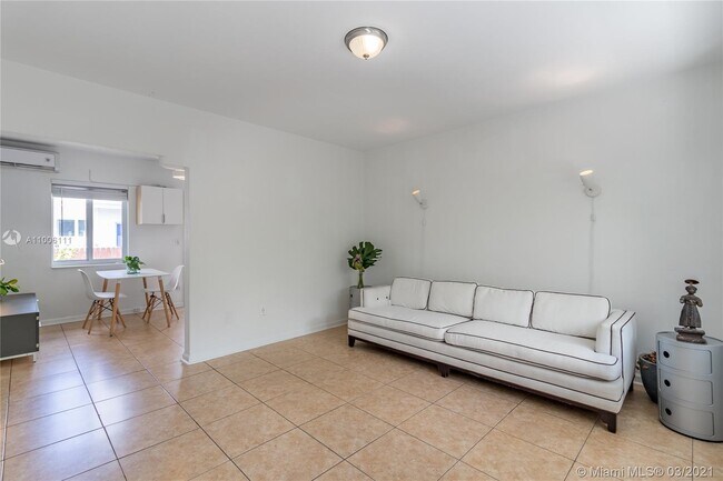 Building Photo - 424 NE 64th St