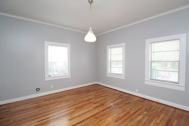 Building Photo - Charming 2-Bedroom Cottage Near Downtown P...