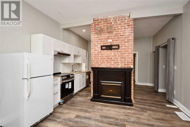 Building Photo - 322 Codrington St