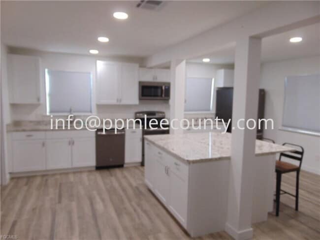 Foto del edificio - Fantastic totally remodelled 1st floor 2 bedroom 2 bath condo in the SW Cape