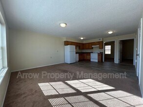 Building Photo - 1015 W 14-1