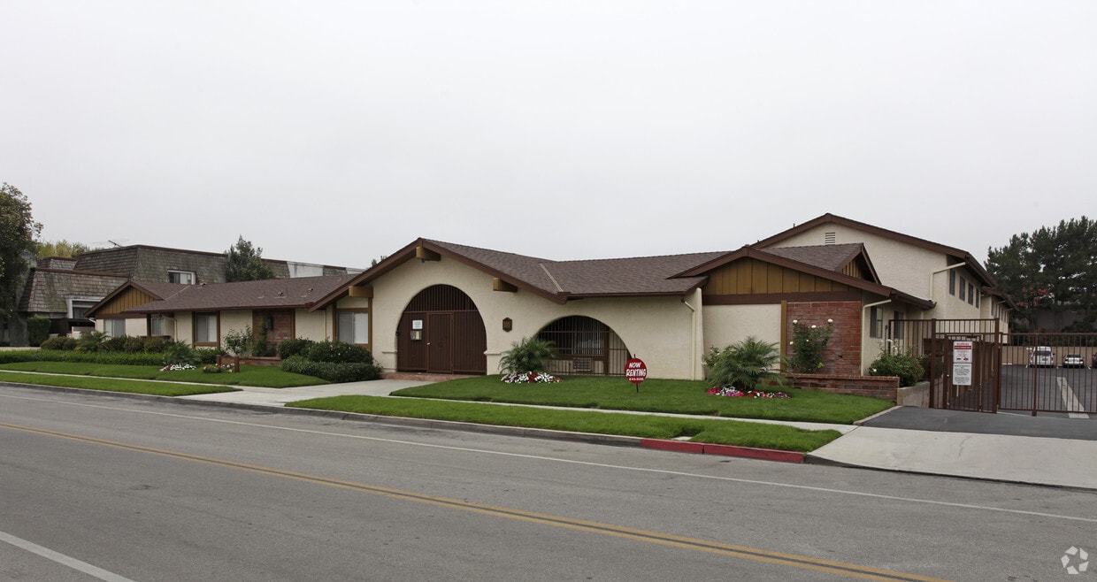 Primary Photo - Villa Capri Apartments
