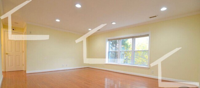 Building Photo - Parking Space Incl; Pet Friendly; Washer/D...