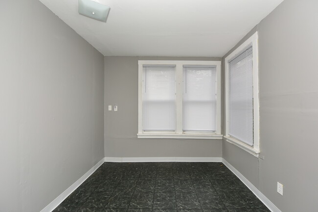 Building Photo - 2637 S Troy St