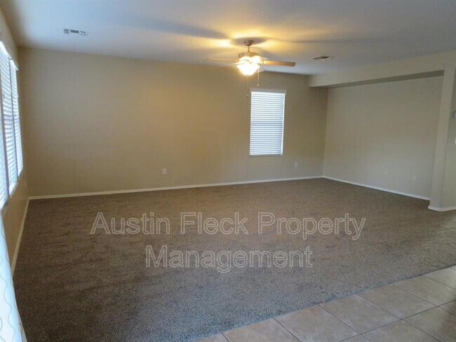 Building Photo - 1139 E Lowell Ave