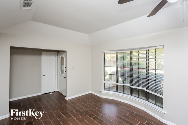 Foto del edificio - 6808 Windcrest Lane
