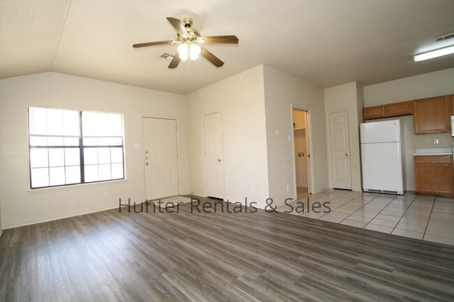 Building Photo - Daybreak Duplex!