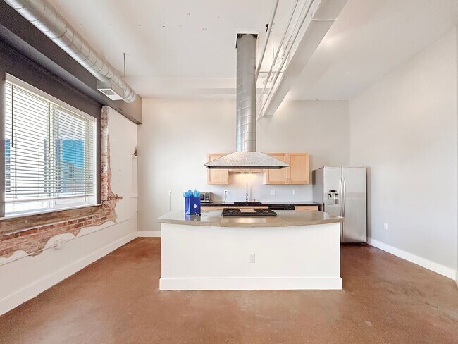 Foto del edificio - $0 DEPOSIT OPTION! HISTORIC LOFT WITH MODE...