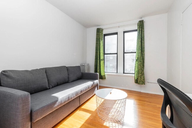 Building Photo - 224 E 95th St