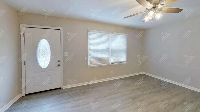 Foto del edificio - 5106 Crest Dr