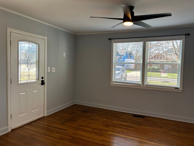 Building Photo - 2224 Roslyn Ave