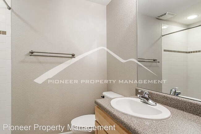 Foto del edificio - 2 br, 2 bath House - 3195 Blake St. #202