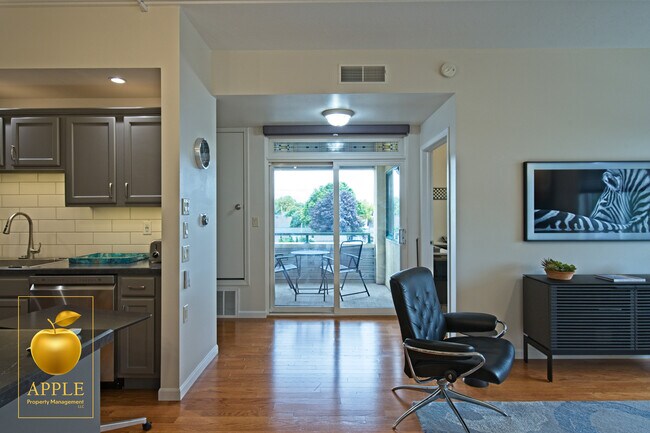 Building Photo - 400 N Richmond St