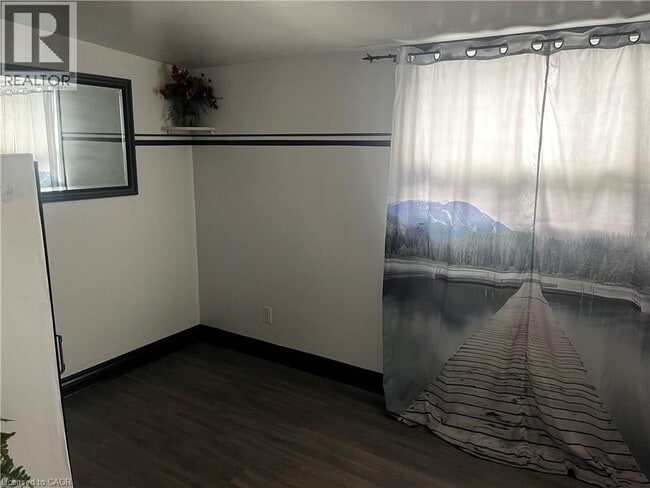 Building Photo - 282 Emerald St N