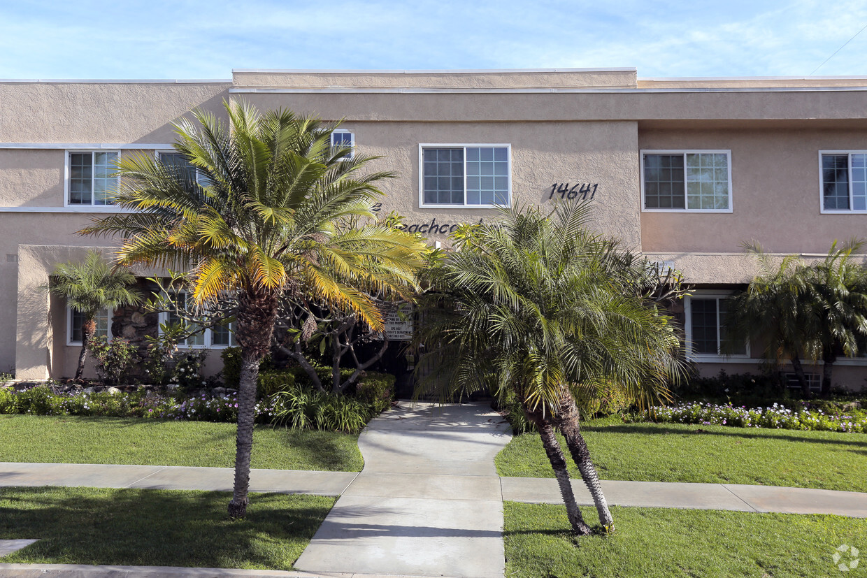 Building Photo - The Beachcomber Apartments