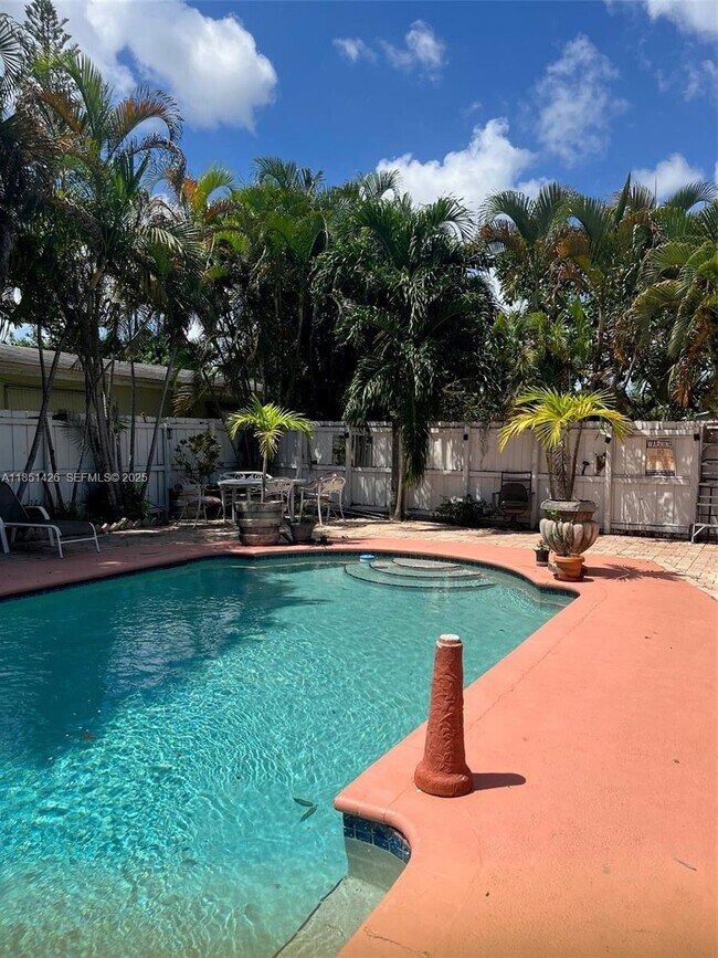 Building Photo - 2410 Thomas St