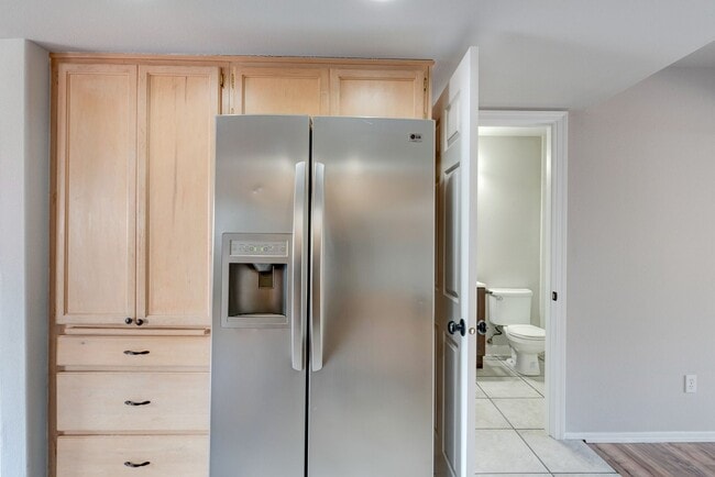 Building Photo - 2 Bed + Den/Office 2 Bath Ground level Condo