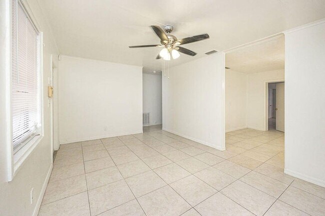 Building Photo - 547 W 3rd Street, Riviera Beach, FL 33404