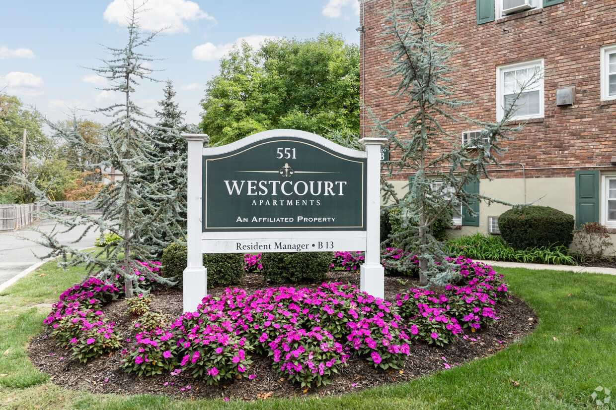 Primary Photo - Westcourt Apts.