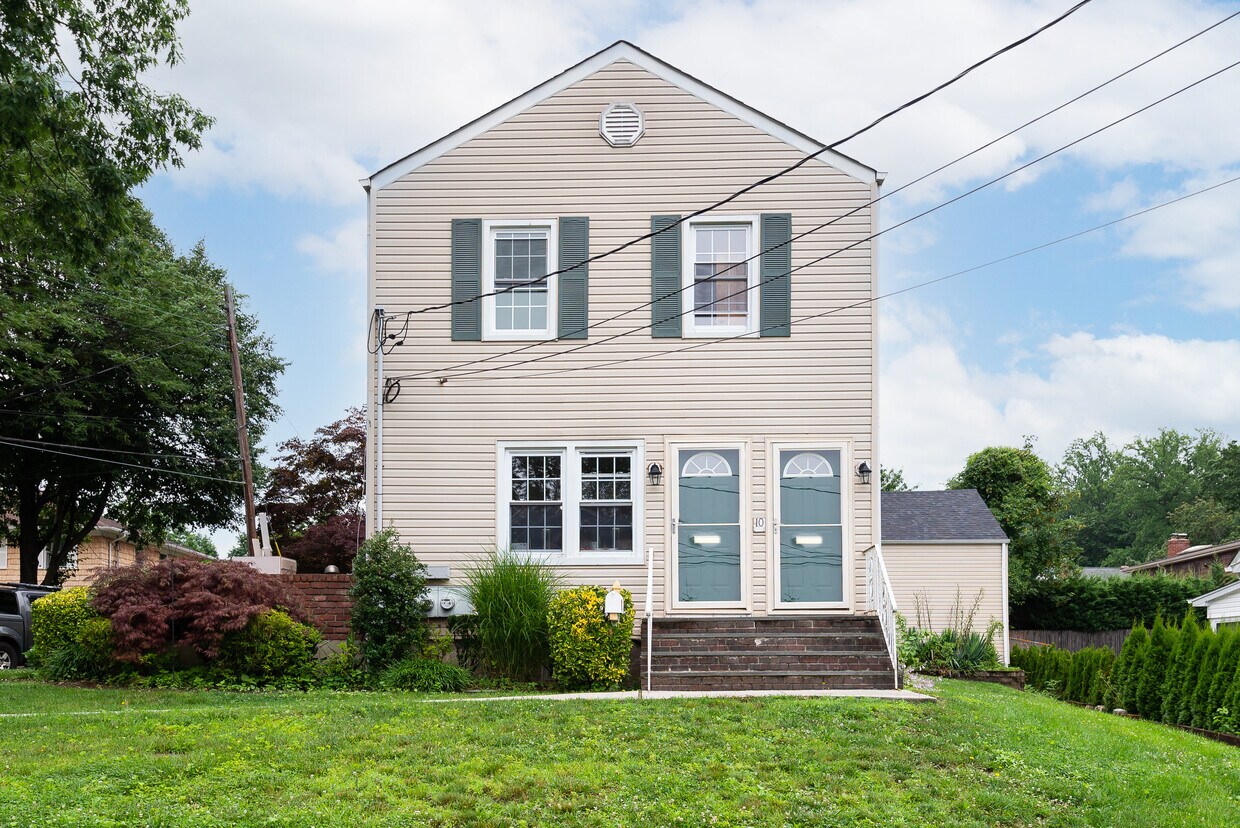 10 Mitchell Pl Unit 2nd Fl, Manhasset, NY 11030 Apartment for Rent