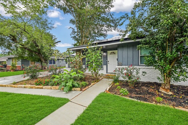 Building Photo - 4842 Hummingbird St
