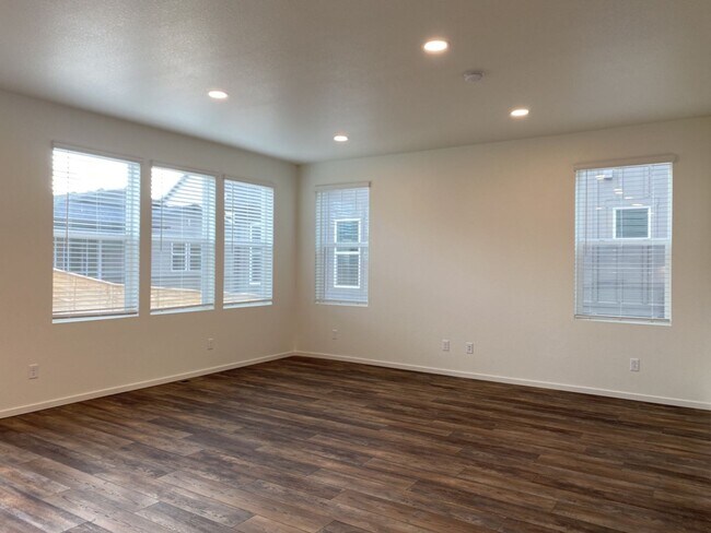 Foto del edificio - Exquisite 3 Bed 2.5 Bath Single Family Home