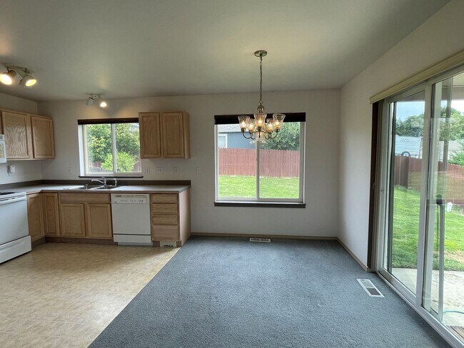 Building Photo - Now renting 3 bedroom House