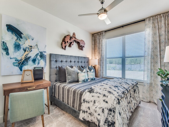 Dormitorio con alfombra - Avalon Castle Hills