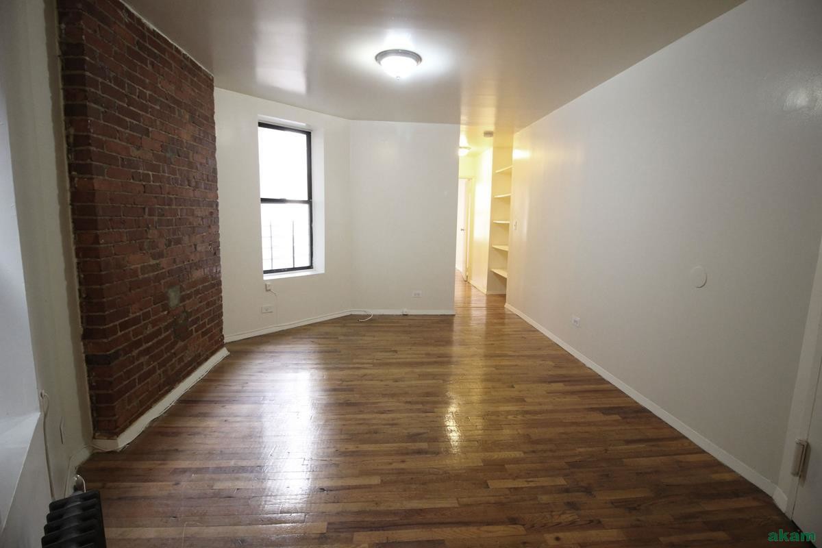 Primary Photo - 225 W 106th St