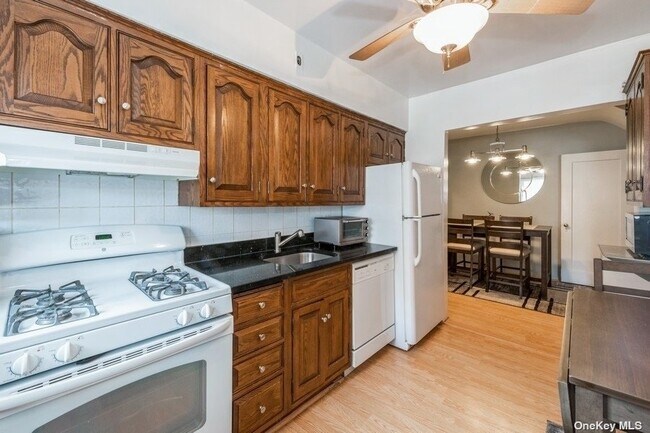 Foto del edificio - 73-43 198th St