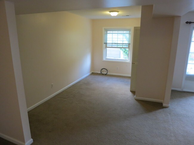 Building Photo - 1050 Eve Dr