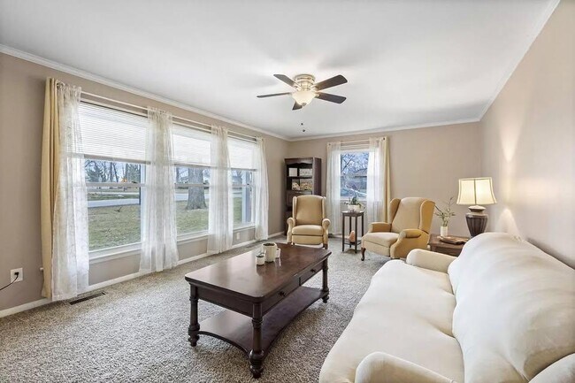 Foto del edificio - 4111 Woodstock Dr