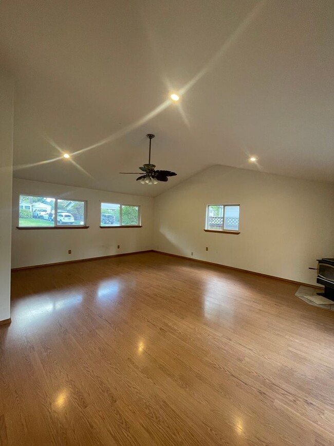 Building Photo - Spacious three bedroom home in a quite Por...