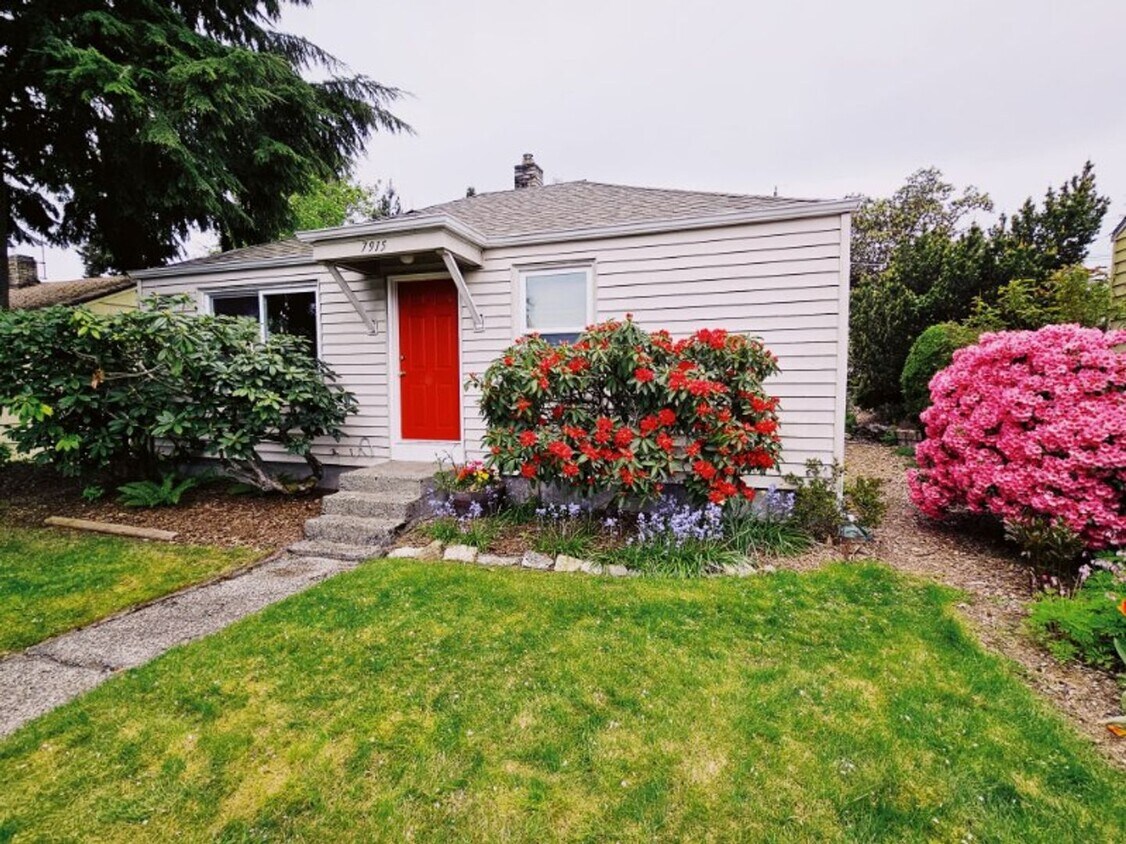 Primary Photo - Charming Pet Friendly Two Bedroom Bungalow...