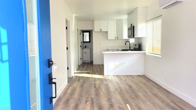 Foto del edificio - 1 br, 1 bath Triplex - 1830 Newton Avenue ...