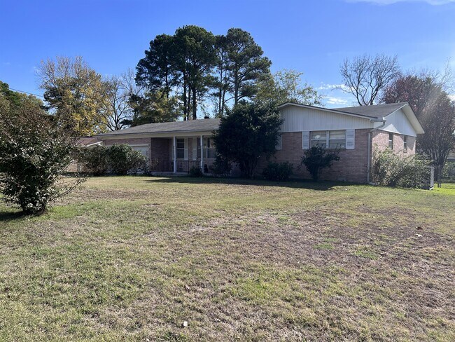 Building Photo - 205 Mockingbird St