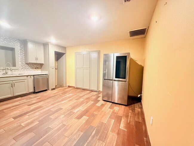 Building Photo - 4416 Flores Ave