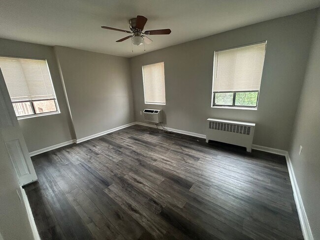 Foto del edificio - Top-Floor 2-Bedroom Condo in Southwest DC ...