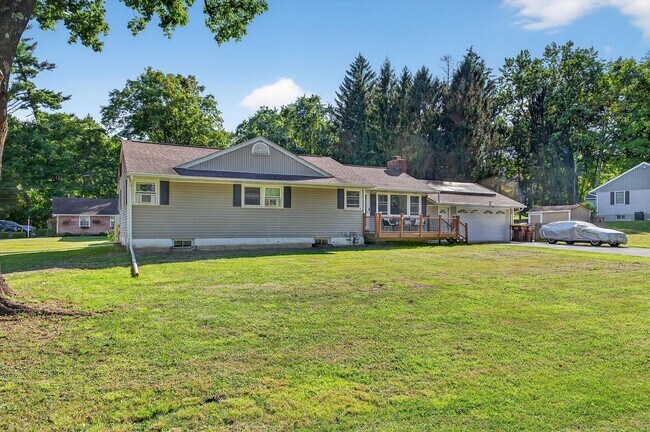 Foto del edificio - Spacious 4 BR/2BA home corner-lot in Warwi...