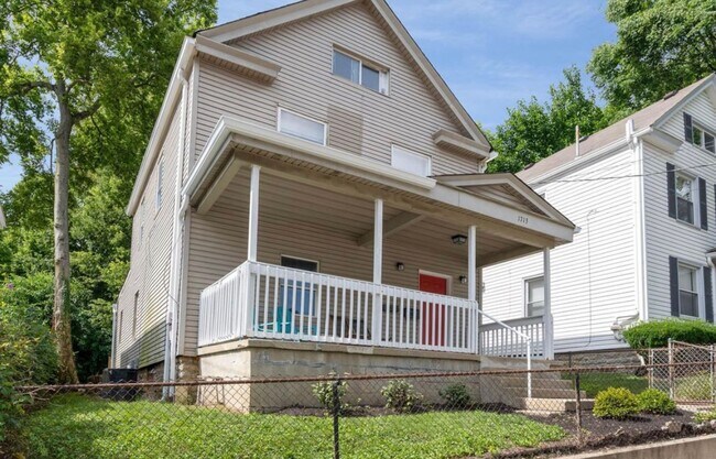 Foto del edificio - E. WALNUT HILLS - Cute 2 bed in upper of 2 family