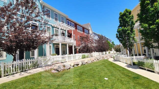 Photo - Great 3 Bd 2.5 Bath Townhome 2 Car Garage