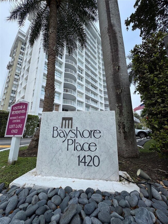 Building Photo - 1420 Brickell Bay Dr