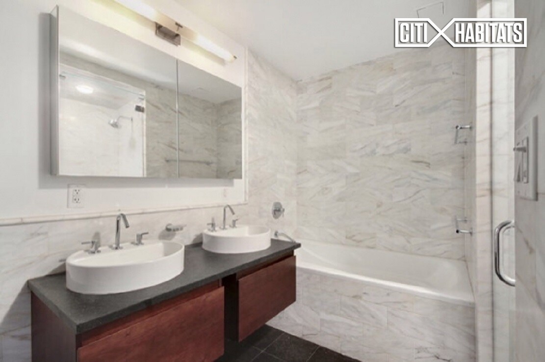 Building Photo - 462 W 58th St