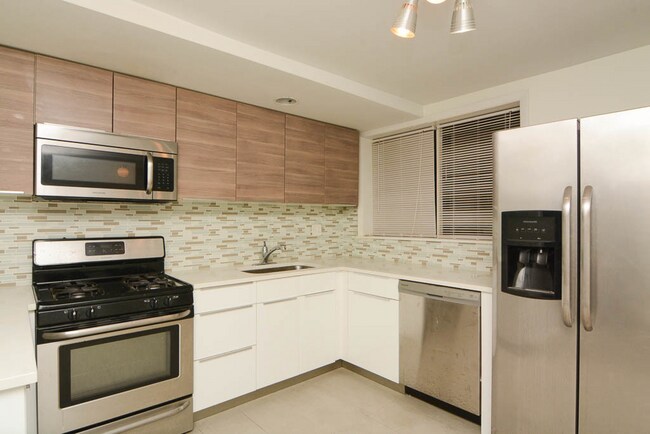 Building Photo - 1160 N La Salle Dr