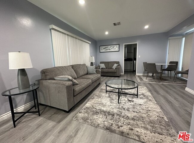 Foto del edificio - 10509 S Van Ness Ave