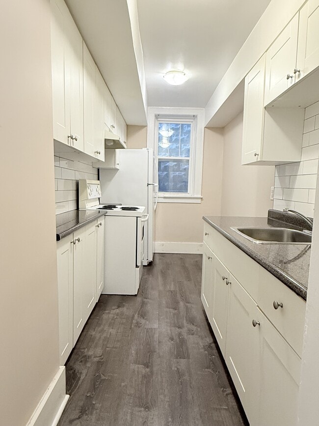 Building Photo - 524 Pitt St W