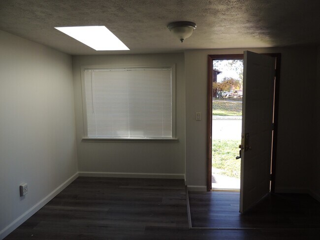 Foto del edificio - $1,900 – 2 Bed / 2 Bath Home with Fenced Y...