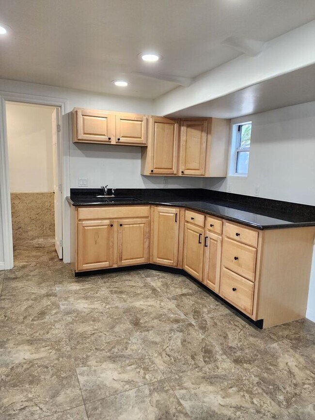 Building Photo - Spacious 1BR/1BA Close to Beach in IB